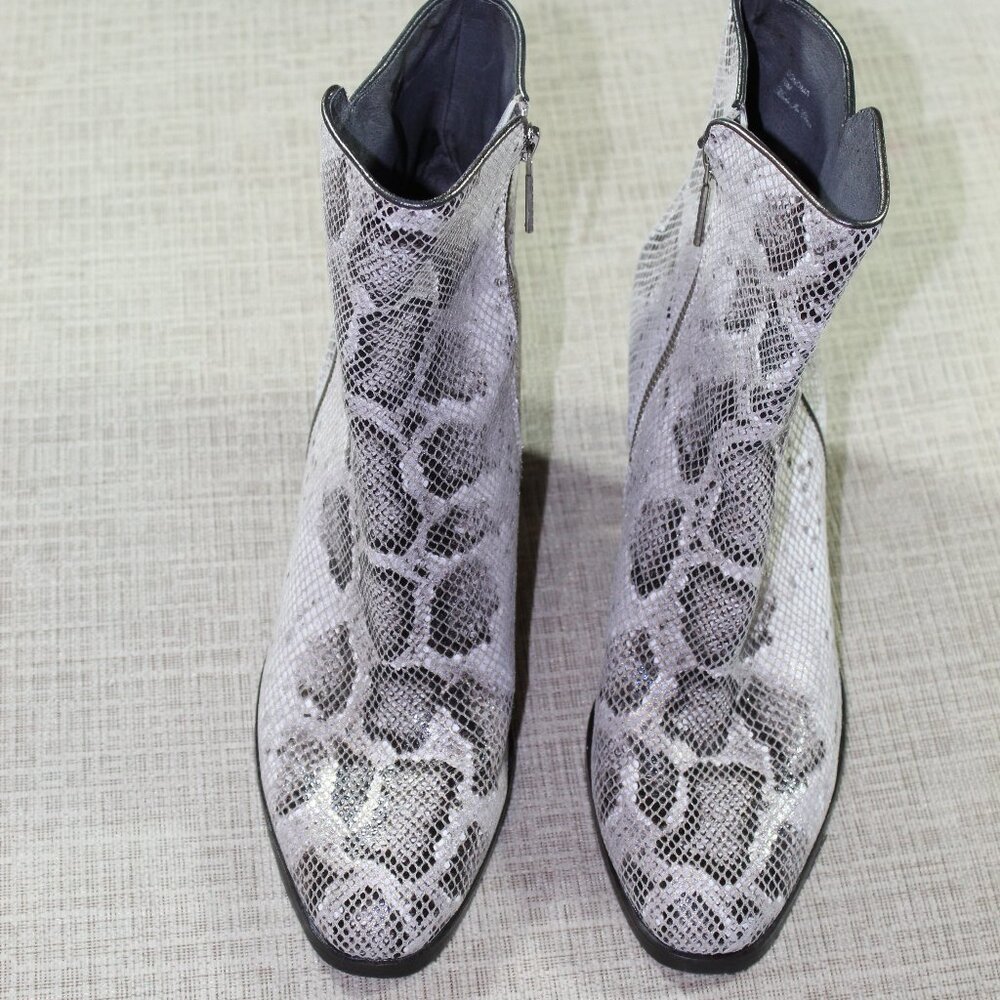 NWOT Donald J Pliner Size 10 Snakeskin 3.5" Chunky Heel Boots